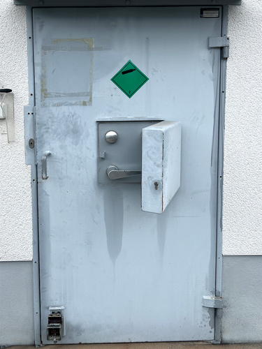 Sprengstofflagertür